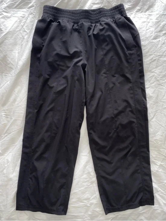 Lululemon Wanderer Crop Mid-Rise Wide Leg Pant Size 8 Black - Picture 2 of 6